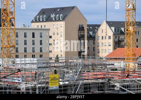 Potsdam, Germania. 14 maggio 2020. Il cantiere Havel Quartier Potsdam (HQP) vicino alla stazione centrale di Potsdam. Fino al 2025, un quartiere con appartamenti e uffici, un hotel, negozi e ristoranti saranno costruiti sulle rive del fiume Havel. Il cantiere di Speicherstadt Nord è il più grande progetto edilizio della città. Credit: Soeren Stache/dpa-Zentralbild/ZB/dpa/Alamy Live News Foto Stock