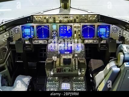 Cabina di pilotaggio di un aereo di passeggero. Vista dalla cabina di pilotaggio durante il volo di un aereo passeggeri. Foto Stock