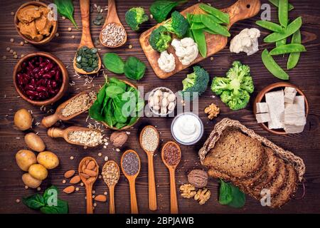 Fonti di proteina vegana. Vista dall'alto su sfondo di legno marrone Foto Stock