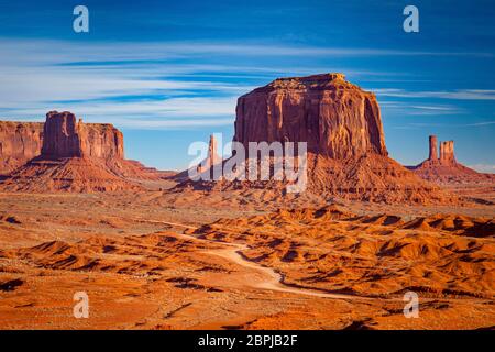 Merrick Butte e le formazioni rocciose della Monument Valley Navajo Tribal Park, Arizona, Stati Uniti d'America Foto Stock
