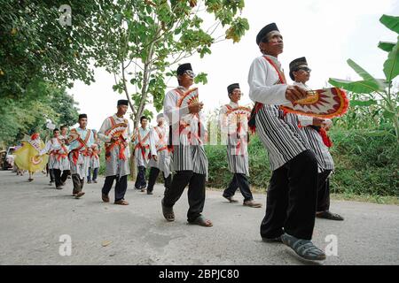 Uomini che eseguono Rodat, una tradizionale rappresentazione artistica islamica della reggenza Semarang, Giava Centrale, Indonesia Foto Stock