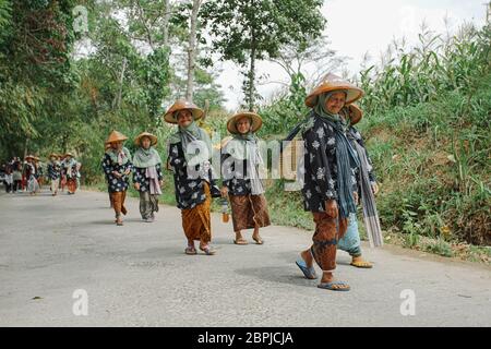 Le donne anziane contadine che eseguono il carnevale di Kirab Budaya al villaggio di Badran, Giava centrale, Indonesia Foto Stock