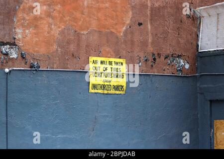 L'aria verrà rimossa dagli pneumatici e le targhe verranno rimosse dai parchitori non autorizzati. Cartello a New Yorkc City, Stati Uniti d'America. Foto Stock