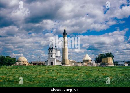 Templi e palazzi di Bolghar Hill Fort, Rusiia. Rovine della Cattedrale moschea con grande minareto, la chiesa della Dormizione, Est e a nord del mausoleo. Foto Stock