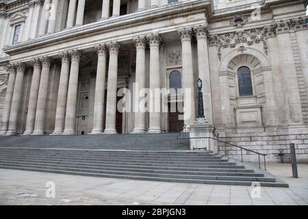 Ammira i gradini vuoti della cattedrale di St Pauls, che è molto tranquilla e silenziosa su strade vuote, mentre la chiusura continua e la gente osserva il messaggio "il soggiorno a casa" nella capitale l'11 maggio 2020 a Londra, Inghilterra, Regno Unito. Il coronavirus o Covid-19 è una nuova malattia respiratoria che non è stata precedentemente osservata negli esseri umani. Mentre gran parte dell’Europa è stata messa in blocco, il governo britannico ha annunciato ora un leggero allentamento delle regole severe come parte della loro strategia a lungo termine, e in particolare l’allontanamento sociale. Foto Stock