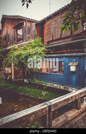 Case tradizionali giapponesi sul Fiume Shirakawa nel quartiere Gion, Kyoto, Giappone Foto Stock