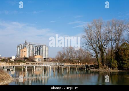 Archeologia industriale lungo il fiume Sile. Vecchia fabbrica abbandonata. Punto di riferimento italiano Foto Stock