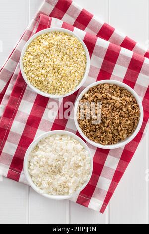 Grano saraceno, miglio e fiocchi di riso nel recipiente. Vista dall'alto. Foto Stock