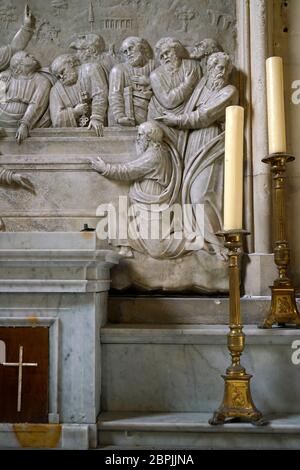 Una vista chiusa su di pietra intagliato altare della Cappella di Saint-Genesio nella Chiesa di San Trophime in Place de la Republique.Arles.Bouches-du-Rhone.Alpes-Cote d'Azur.France Foto Stock