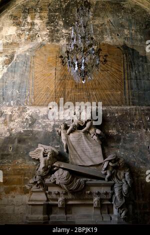 La tomba del 17 ° secolo di arcivescovo Gaspard du Laurens all'interno della Chiesa di San Trophime in Place de la Republique.Arles.Bouches-du-Rhone.Alpes-Cote d'Azur.fra Foto Stock