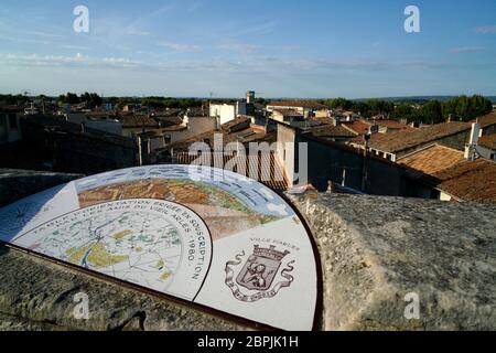 La mappa di orientamento su un muro di pietra si affaccia sulla città di Arles.Bouches-du-rhone.Alpes-Cote d'Azur.France Foto Stock