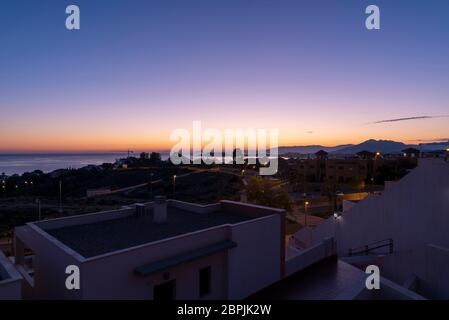 Vista del Mediterraneo da una comunità di affitto a Isla Plana, Murcia, Costa Calida, Spagna, Europa. Vista verso Puerto de Mazarron al tramonto Foto Stock