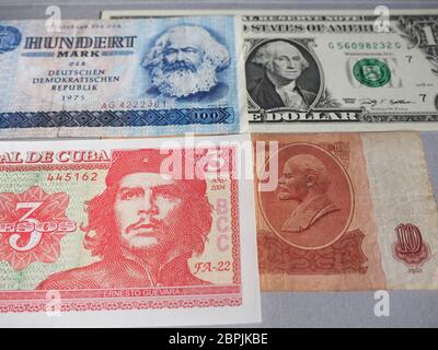 Ritratti di Marx, Washington, che Guevara e Lenin su banconote DDR, USA, Cuba e CCCP Foto Stock