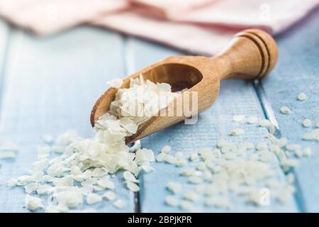 Cereali Fiocchi di riso in legno scoop. Foto Stock