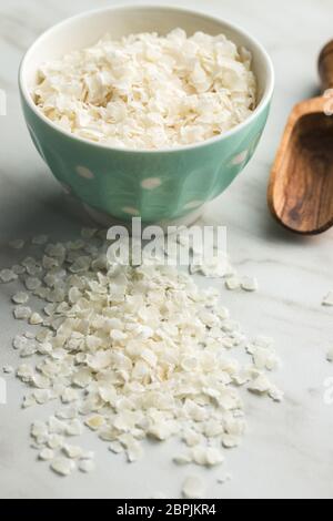 Cereali Fiocchi di riso nella ciotola sul tavolo da cucina. Foto Stock