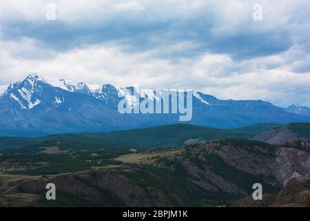 Estate a Kurai steppa e North-Chui cresta delle montagne di Altai, Russia. Il Cloud giorno. Foto Stock