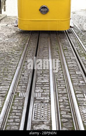 Il vecchio tram giallo di Lisbona, in particolare di un antico mezzo di trasporto, un monumento del Portogallo Foto Stock