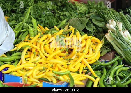 Grande Mazzo di peperoni gialli al Mercato degli Agricoltori Foto Stock