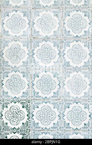 Vecchio tipiche piastrelle di Lisbona, il dettaglio di un classico delle piastrelle in ceramica, arte del Portogallo Foto Stock