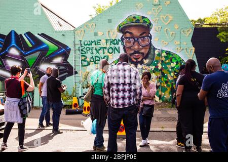 Londra UK 17 maggio 2020 la gente pratica la distanza sociale su Somerleyton Road, Brixton mentre vieing Carleen De Sozer omaggio a Ty Rapper, nato ben CH Foto Stock