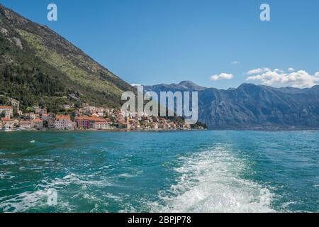 Piccola e pittoresca cittadina Perast visto dalla barca a vela nella Baia di Kotor, Montenegro Foto Stock