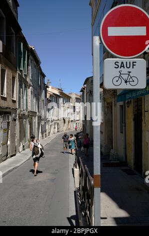 Vecchi edifici residenziali allineati sulla strada del centro storico di Arles.Bouches-du-Rhone. Alpes-Cote d'Azur.France Foto Stock