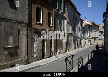 Antiche case residenziali allineate lungo la strada del centro storico di Arles.Bouches-du-Rhone. Alpes-Cote d'Azur.France Foto Stock