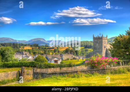 Tradizionale villaggio di campagna inglese nel Lake District Hawkshead Cumbria in estate con cielo blu chiesa e rose rosse in colorato HDR Foto Stock