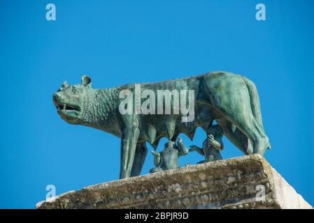 Scultura di Romolo e Remo, succhiata da una lupa. Situato di fronte al campanile della Basilica Patriarcale di Aquileia, un antico romano c. Foto Stock