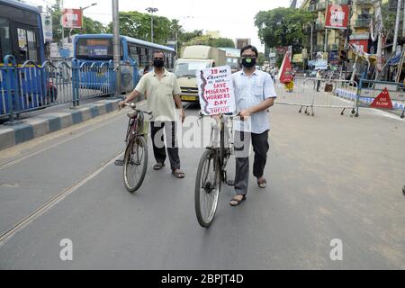 Kolkata, India. 19 maggio 2020. Gli attivisti del Centro di unità socialista dell'India (comunista) o SUCI (C) prendono parte a una manifestazione per protestare contro la crisi del lavoro migrante in corso durante il blocco a livello nazionale imposto a seguito della pandemia di Coronavirus del COVID 19. (Foto di Saikat Paul/Pacific Press/Sipa USA) Credit: Sipa USA/Alamy Live News Foto Stock