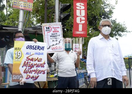 Kolkata, India. 19 maggio 2020. Gli attivisti del Centro di unità socialista dell'India (comunista) o SUCI (C) prendono parte a una manifestazione per protestare contro la crisi del lavoro migrante in corso durante il blocco a livello nazionale imposto a seguito della pandemia di Coronavirus del COVID 19. (Foto di Saikat Paul/Pacific Press/Sipa USA) Credit: Sipa USA/Alamy Live News Foto Stock