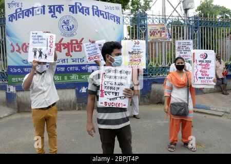 Kolkata, India. 19 maggio 2020. Gli attivisti del Centro di unità socialista dell'India (comunista) o SUCI (C) prendono parte a una manifestazione per protestare contro la crisi del lavoro migrante in corso durante il blocco a livello nazionale imposto a seguito della pandemia di Coronavirus del COVID 19. (Foto di Saikat Paul/Pacific Press/Sipa USA) Credit: Sipa USA/Alamy Live News Foto Stock