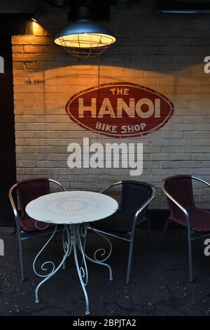 L'esterno del 'Hanoi Bike Shop' serve cibo di strada vietnamita su Ruthven Lane, nella parte occidentale di Glasgow, Scozia, Regno Unito, Europa Foto Stock