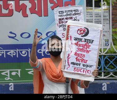 Kolkata, India. 19 maggio 2020. Gli attivisti del Centro di unità socialista dell'India (comunista) o SUCI (C) prendono parte a una manifestazione per protestare contro la crisi del lavoro migrante in corso durante il blocco a livello nazionale imposto a seguito della pandemia di Coronavirus del COVID 19. (Foto di Saikat Paul/Pacific Press/Sipa USA) Credit: Sipa USA/Alamy Live News Foto Stock