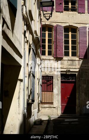 Vecchia casa nel centro storico di Arles.Bouches-du-Rhone. Alpes-Cote d'Azur.France Foto Stock