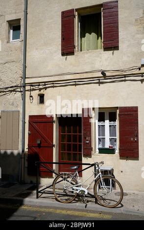 Vecchia casa nel centro storico di Arles.Bouches-du-Rhone. Alpes-Cote d'Azur.France Foto Stock