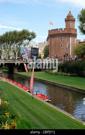 Le Castillet gateway torre con canale di Perpignan in primo piano.Perpigan.Pyrenees-Orientales.Occitanie.France Foto Stock