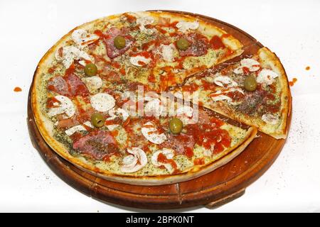 Stile Italiano tradizionale pizza con tagliato slice Foto Stock