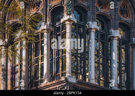 Balcone recintato modernista della Casa Golferichs a Barcellona Foto Stock