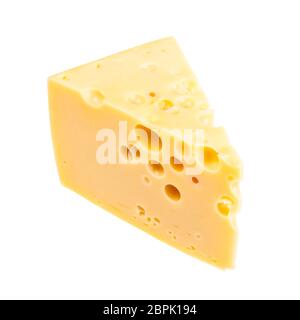 Pezzo triangolare di giallo semi-rigida per il latte di vacca Formaggio svizzero con fori interni isolati su sfondo bianco Foto Stock