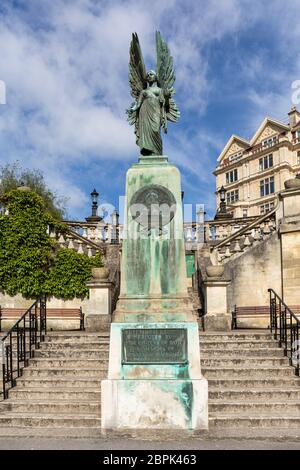 Il Memoriale del Re Edoardo VII nei Parade Gardens di Bath, Inghilterra, Regno Unito. È costituito da un alto basamento con un Angelo di bronzo della Pace in cima. Foto Stock