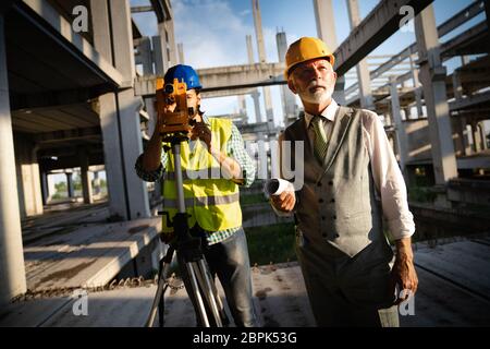 Il team di progettisti e architetti che lavorano sul sito di costruzione Foto Stock