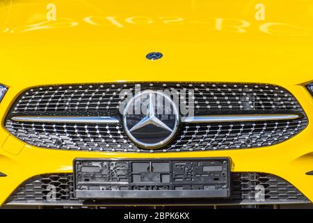 Mercedes Benz primo piano giallo della vettura con logo. Russia, San Pietroburgo. 14 maggio 2020 Foto Stock