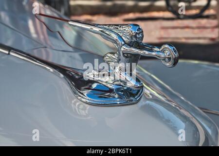 Hood ornamentent, 1940 Packard 110 Drophead Coupe, auto classica al Centro Art Deco, Napier, Hawke's Bay Region, North Island, Nuova Zelanda Foto Stock