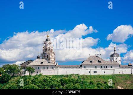 Bella pietra Bogoroditse-Uspensky monastero in estate giorno nuvoloso. Il restauro del tempio. Foto Stock