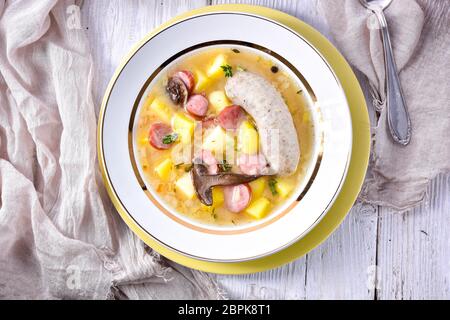 Un polacco zuppa di Pasqua in casa con salsiccia bianca e funghi Foto Stock