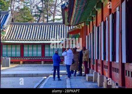 Seoul, Corea del Sud 1/12/2020 i turisti si godono nel Palazzo Changdeok, che è stato nominato Patrimonio dell'Umanità dall'UNESCO nel 1997 Foto Stock