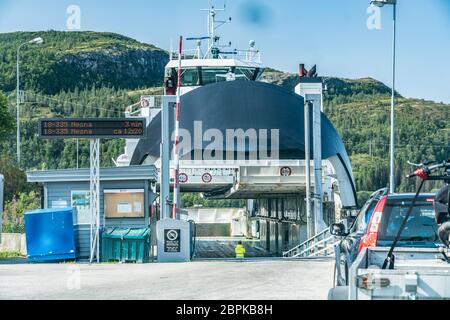 Levang, Norvegia - 06 agosto 2019: Auto in attesa di imbarco per il tipico traghetto in Norvegia tra le isole e il continente. Gita a Nesna, estate soleggiata e tranquilla Foto Stock