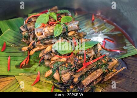 Clam shell rasoio Solenidae agitare piccante con pasta e basilico Foto Stock