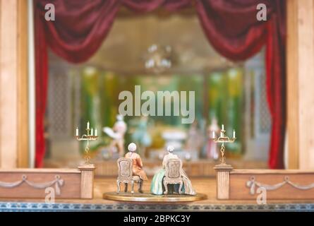 Giocattoli in miniatura a guardare le prestazioni del teatro. Scena fatta di figurine vintage Foto Stock